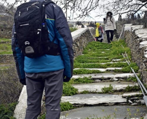 Με ανοιξιάτικο χιονιά… πεζοπορία φροντίδας στο Andros Routes 18