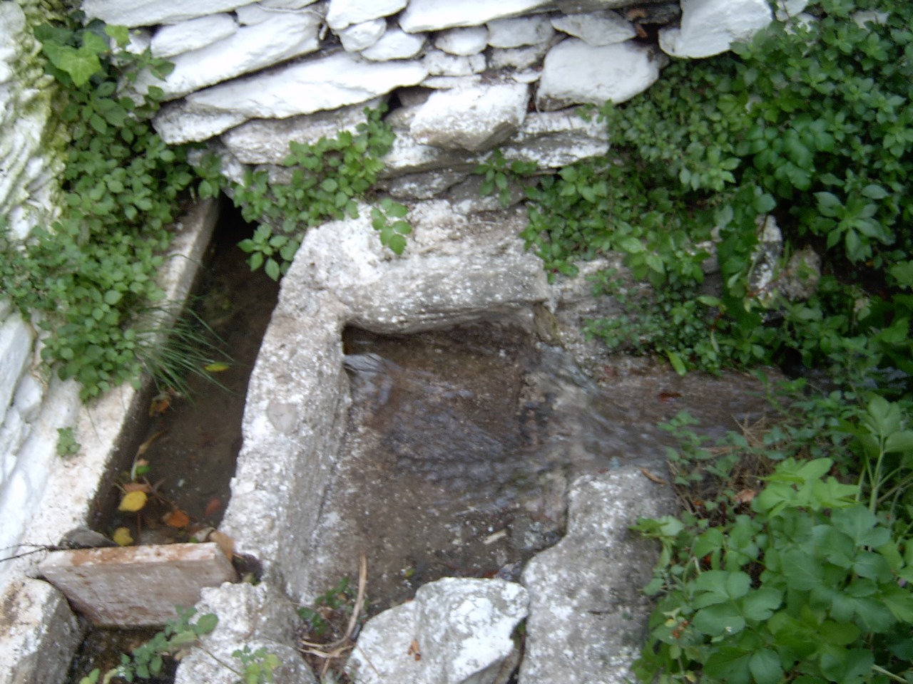 Photo: Eleni Salouvardou, typical construction combining a blocking stone to control the water flow and division of water supply in different channels