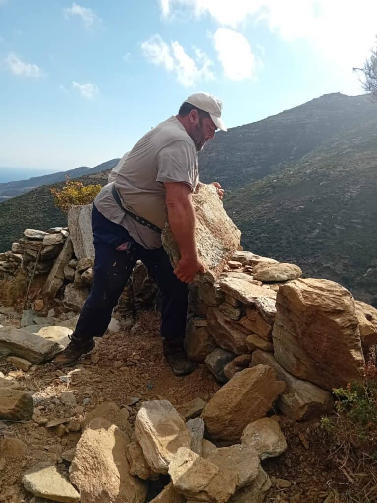 H Ανδριώτικη τέχνη της ξηρολιθιάς μέσα από επισκευές σε τμήμα της διαδρομής 6 από Βουρκωτή Γεφύρι Άχλα – Δείτε το βίντεο!